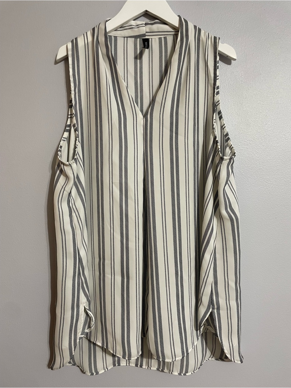 Massini White and Black Striped V-Neck Sleeveless Blouse